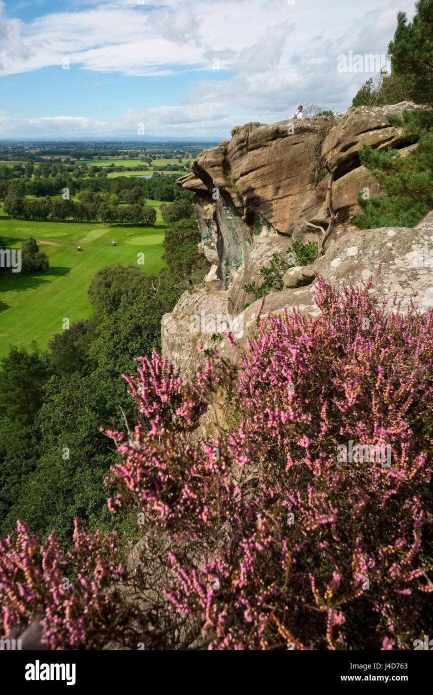 Sandstein Felsvorsprung mit Blick auf Hawkstone Golf Course, gesehen vom Hawkstone Park Follies, Shropshire, England, UK Stockfoto