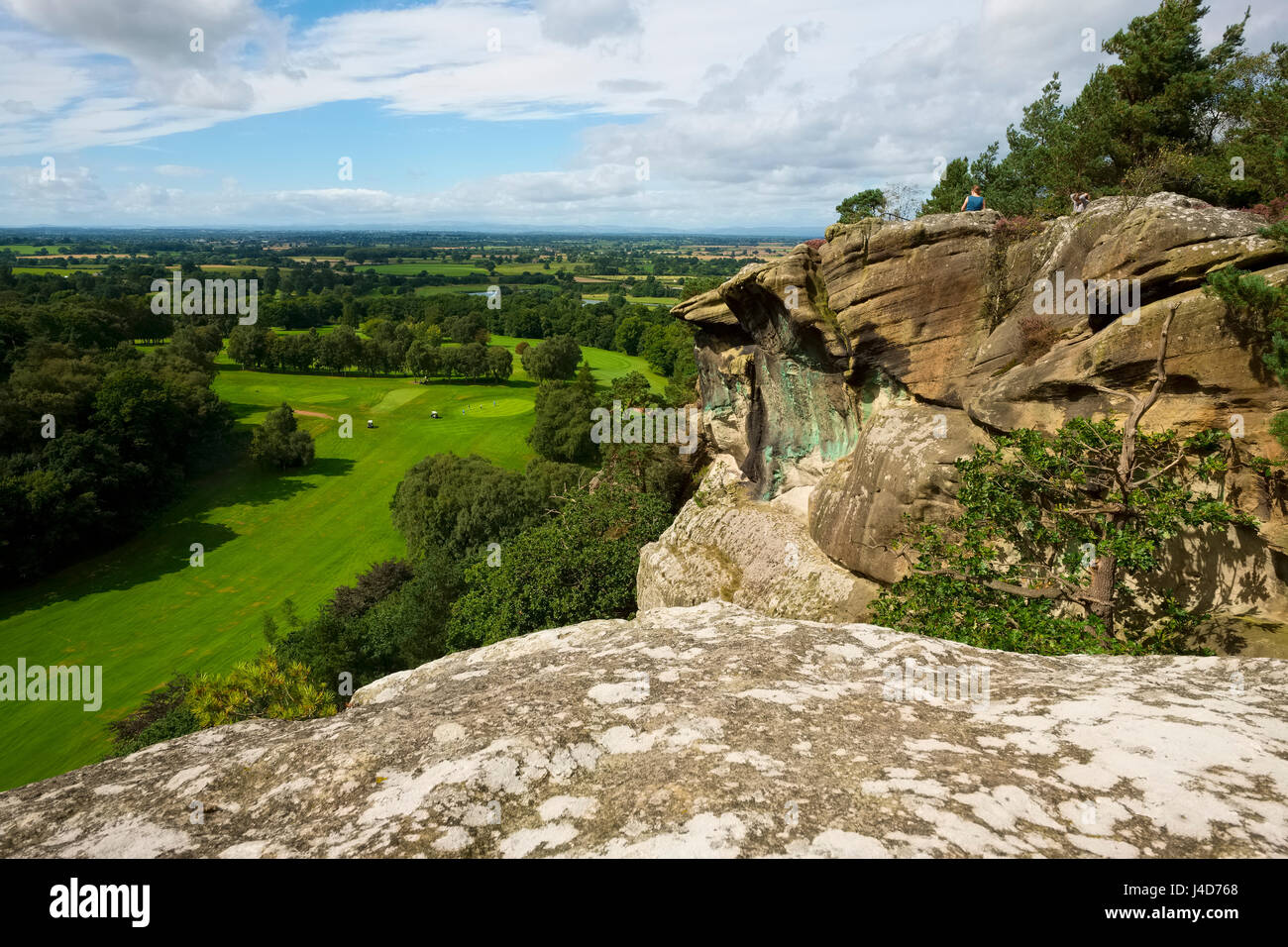 Sandstein Felsvorsprung mit Blick auf Hawkstone Golf Course, gesehen vom Hawkstone Park Follies, Shropshire, England, UK Stockfoto