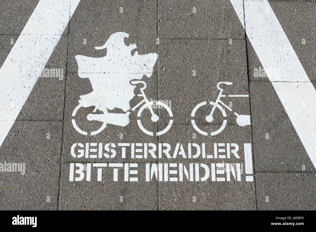 Markierung eines Radwegs in der B5 in Hamburg-Bergedorf warnt vor Geist Radfahrer, Markierung Eines Fahrradwegs eine der B5 in Hamburg-Bergedorf glaube Vor G Stockfoto