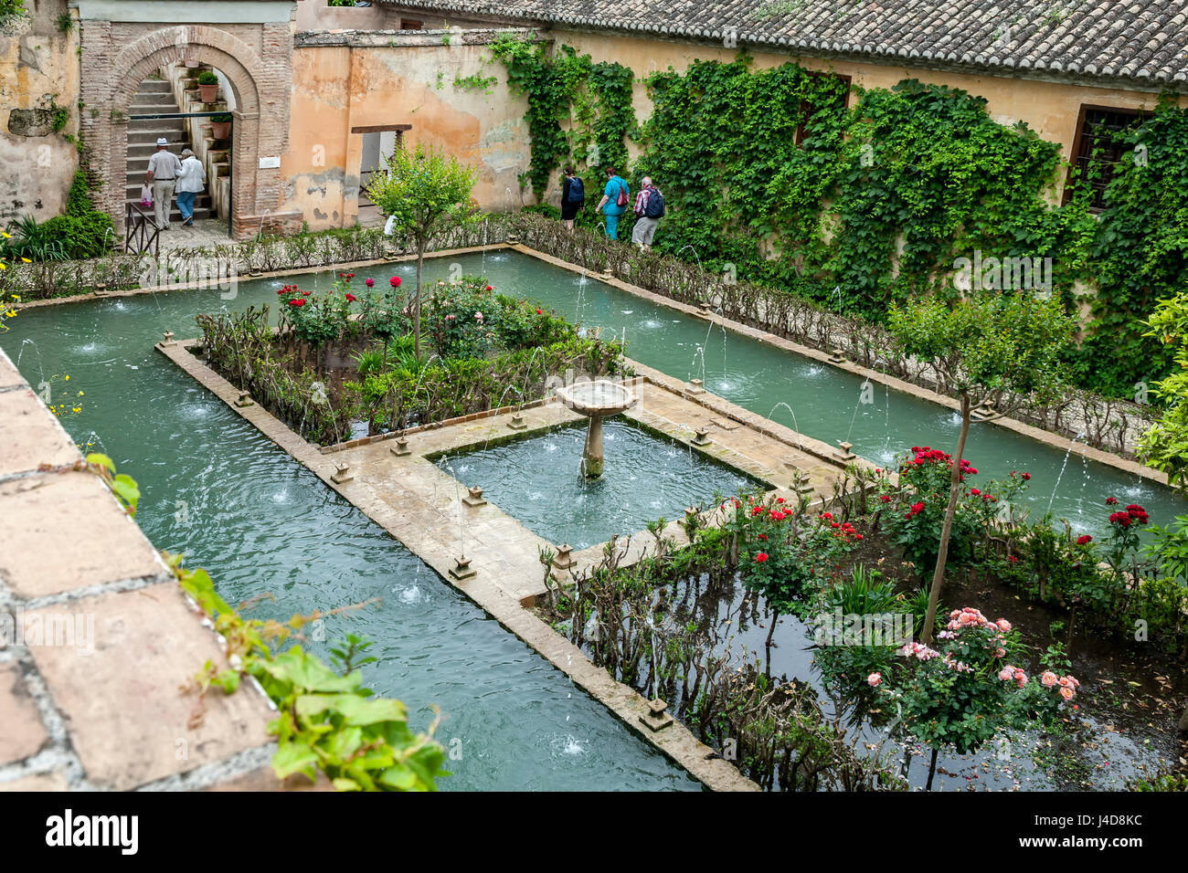 Leute, Pool und Garten, El Generalife (Sommerresidenz), der Alhambra, Granada, Spanien Stockfoto