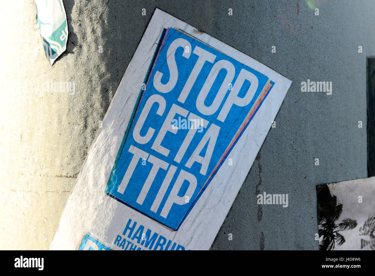 Aufkleber gegen CETA und des Freihandels-Abkommen TTIP in Hamburg, Deutschland, Europa, Protestaufkleber Gegen CETA-Und TTIP-Freihandelsabkommen in H zu protestieren Stockfoto