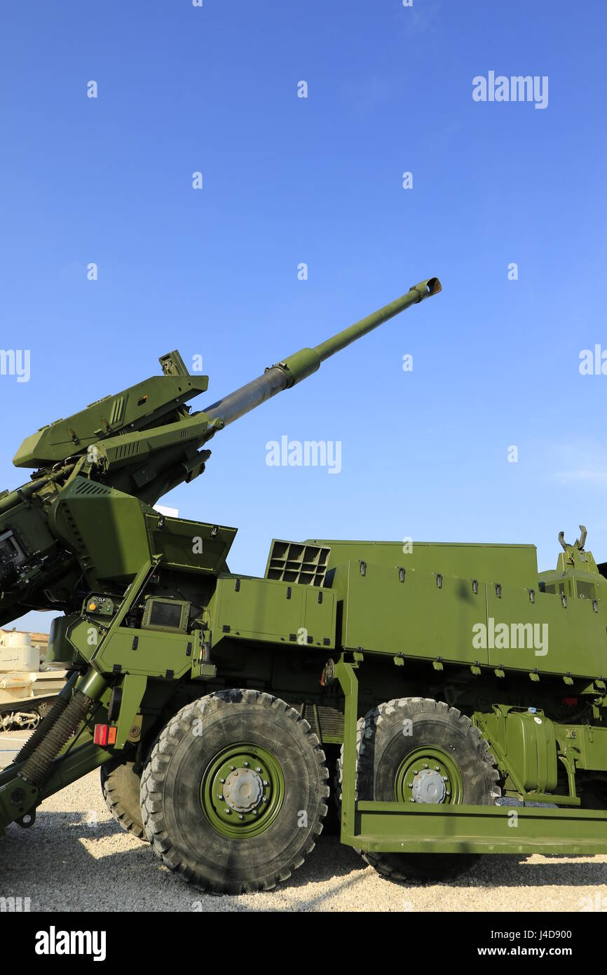 Israel, Elbit Systeme Soltam Atmos 155mm Haubitze auf das gepanzerte Korps-Gedenkstätte und Museum in Latrun Stockfoto