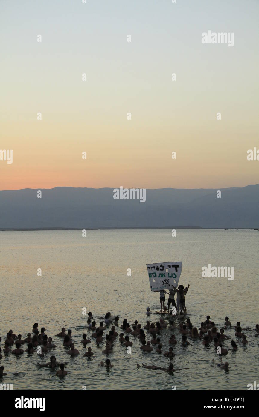 Israel, Umwelt-Aktivisten demonstrieren im Toten Meer Stockfoto