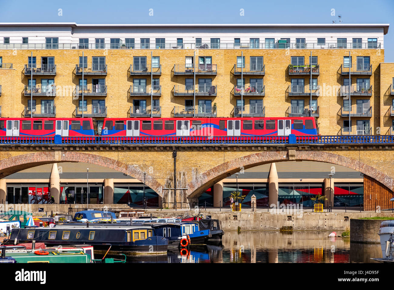 Am Wasser Ferienwohnungen in Limehouse Basin Marina in London Docklands Light Railway vorbei Stockfoto