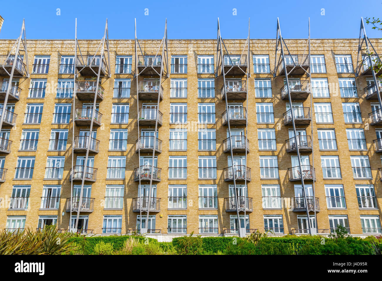 Riverside Wohnungen in Canary Wharf, London Stockfoto