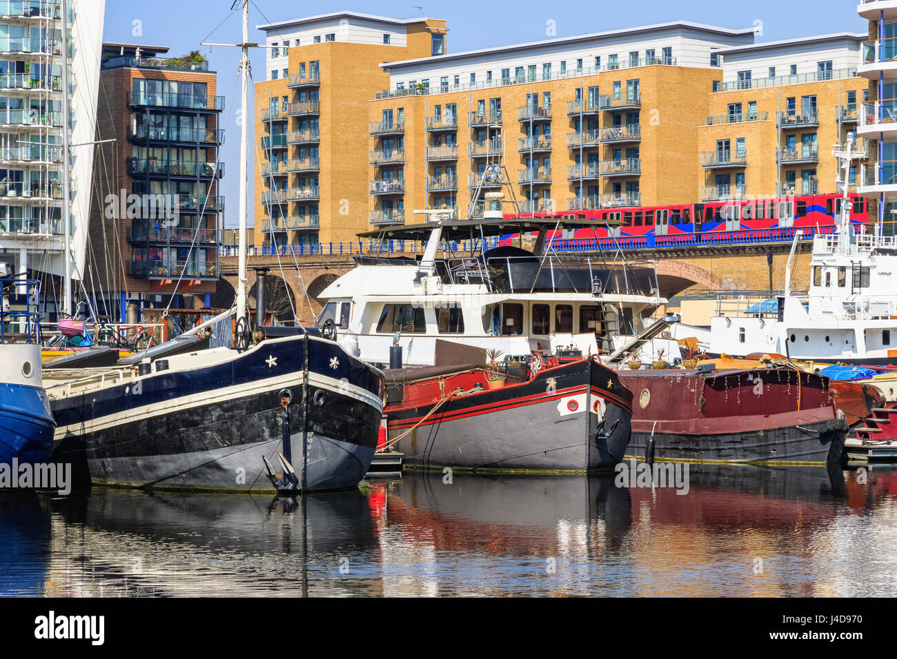 Boote in Limehouse Basin Marina in London mit dem DLR vorbei in den Hintergrund Stockfoto