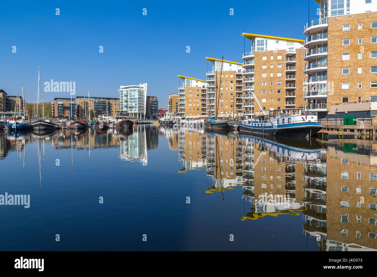 Am Wasser Ferienwohnungen in Limehouse Basin Marina mit der Docklands Light Railway vorbei in den Hintergrund Stockfoto