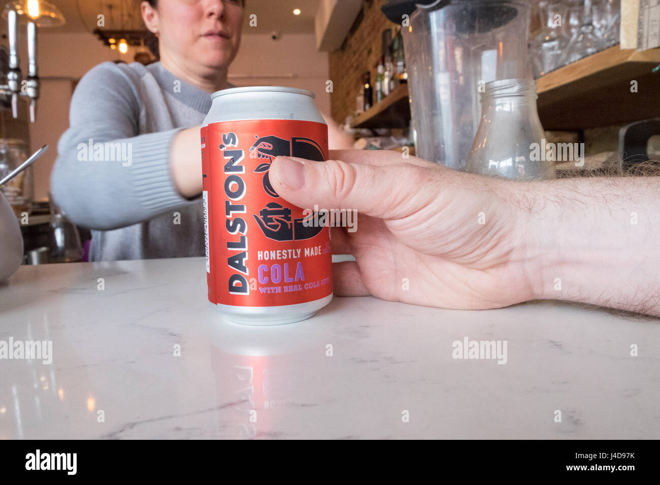 Dalstons neue Cola trinken, in E3, London handgemachte Cola aus kolanüsse Dalston Stockfoto