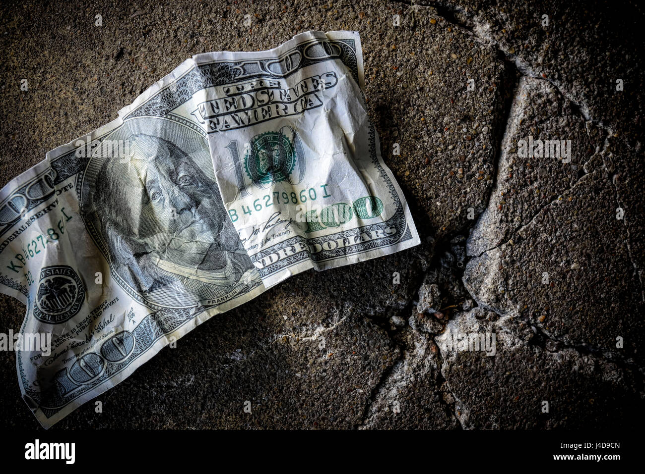 100-Dollar-Marke auf dem Boden, symbolische Foto für die US-Schuldenkrise, 100-Dollar-Note bin Boden, Symbolfoto Fuer sterben U.S.-Schuldenkrise Stockfoto