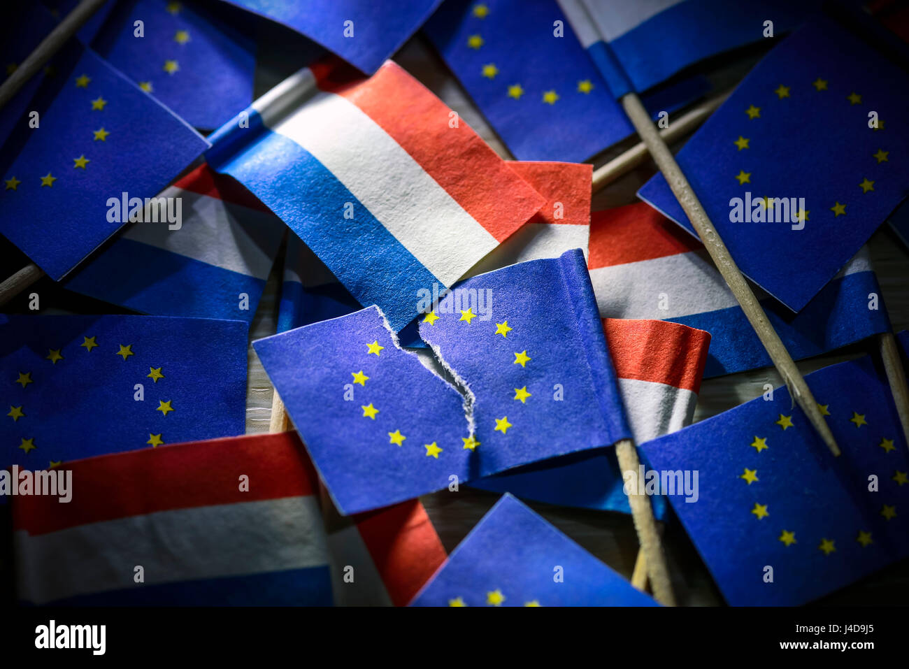 Zerrissene Fahne der EU und der Flagge der Niederlande, symbolische Foto Parlamentswahlen in den Niederlanden, Zerrissene Fahne der EU Und Fahnen von den Stockfoto
