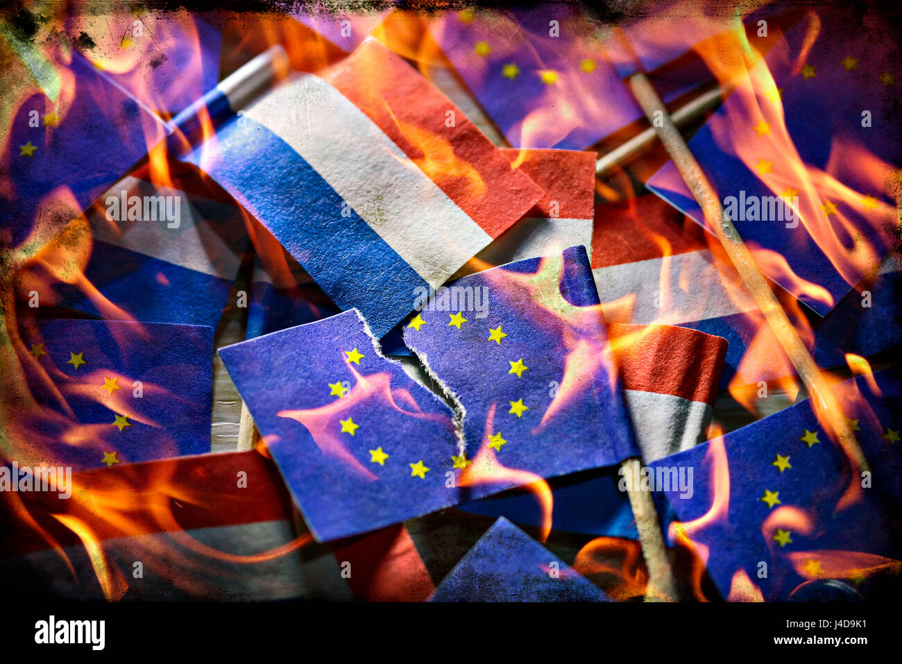 Zerrissene Fahne der EU und der Flagge der Niederlande in Flammen, symbolische Foto Parlamentswahlen in den Niederlanden, Zerrissene Fahne der EU Und Fahn Stockfoto