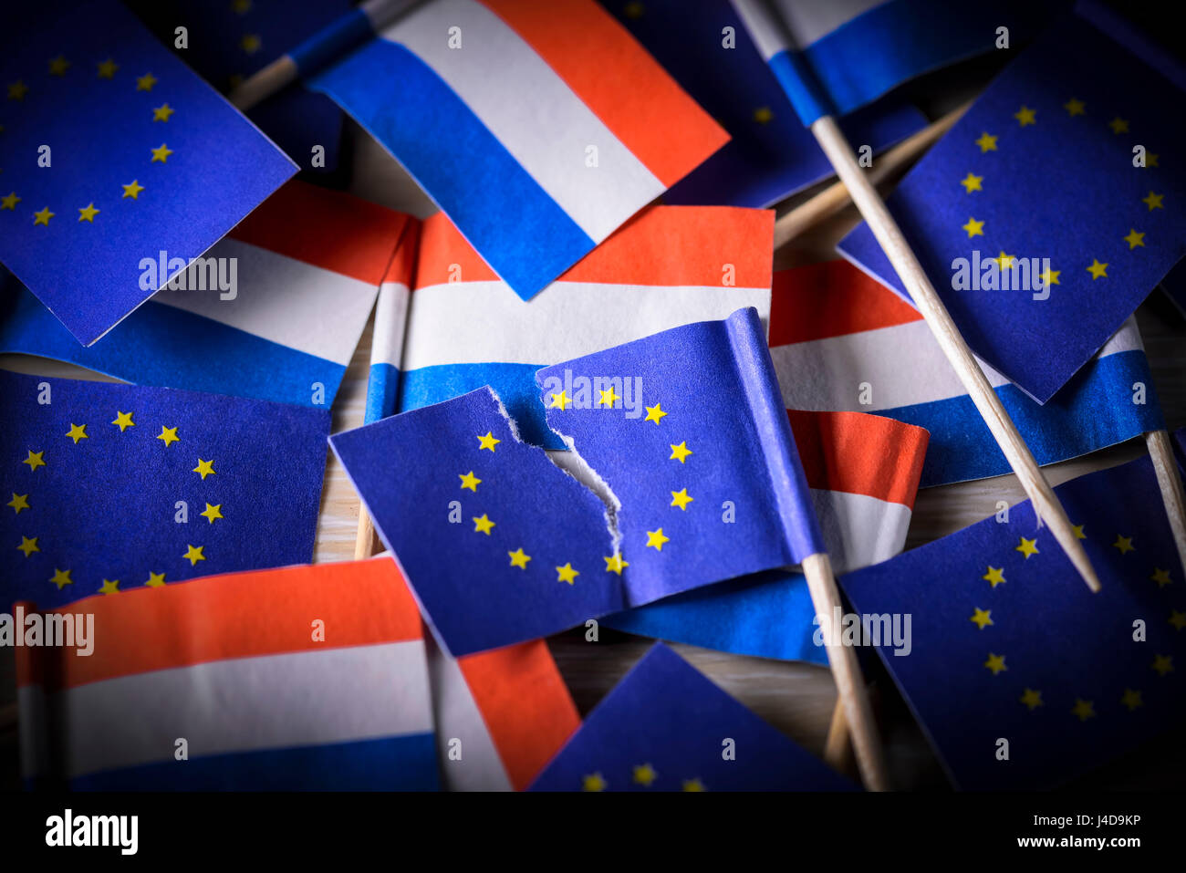 Zerrissene Fahne der EU und der Flagge der Niederlande, symbolische Foto Parlamentswahlen in den Niederlanden, Zerrissene Fahne der EU Und Fahnen von den Stockfoto