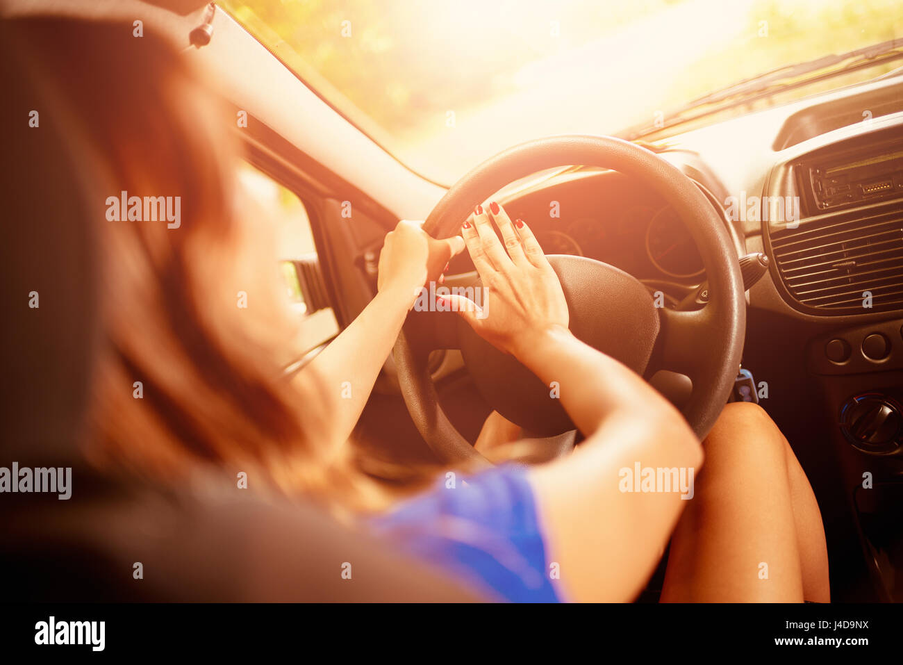 Autofahrerin Auto und Hupe drücken Stockfotografie - Alamy