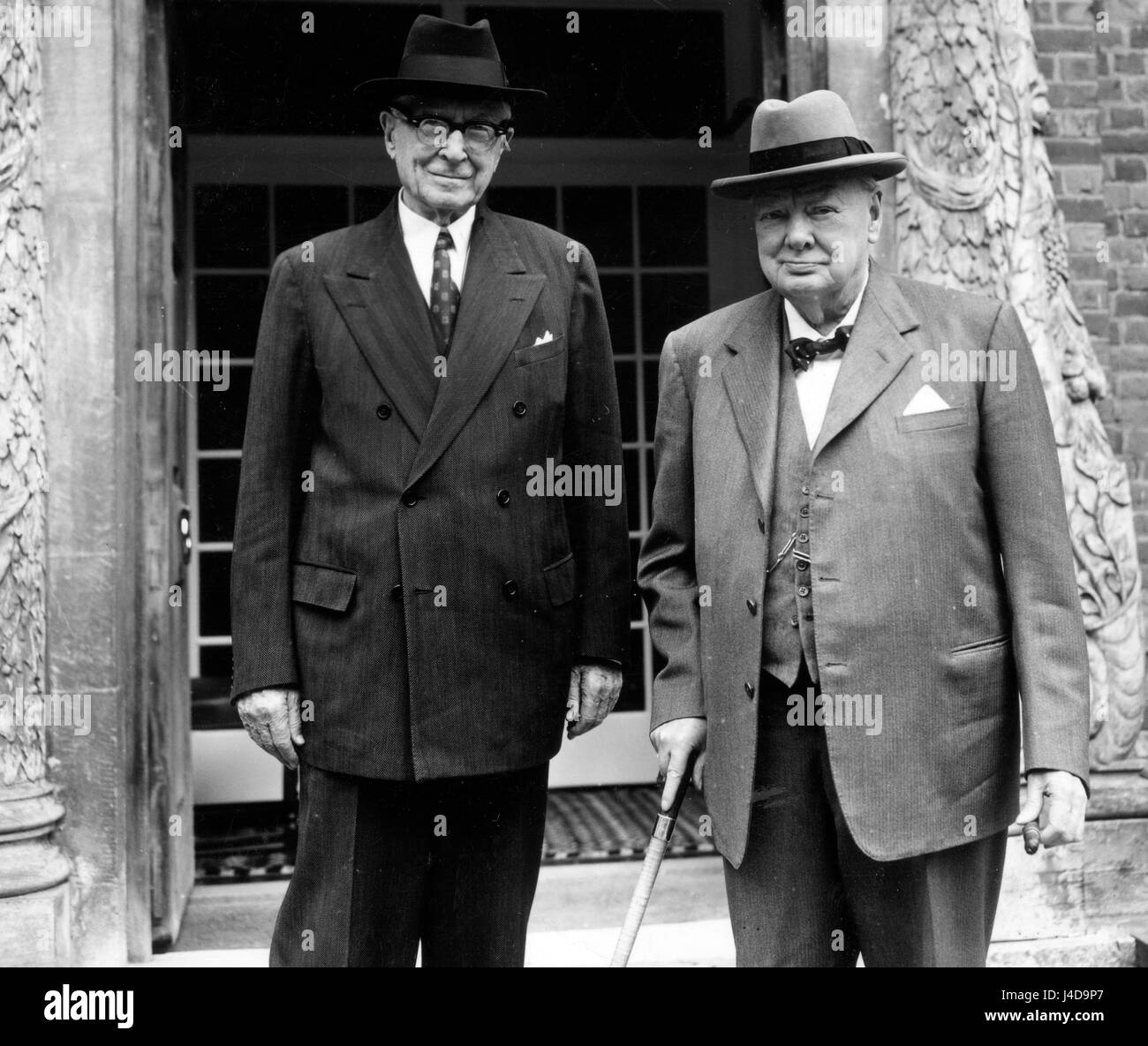 Sir Winston Churchill, 84 und amerikanischen Elder Statesman Bernard Baruch, 88, Chartwell, Kent. * Neg beschädigt. Gescannt von Kontakt Stockfoto