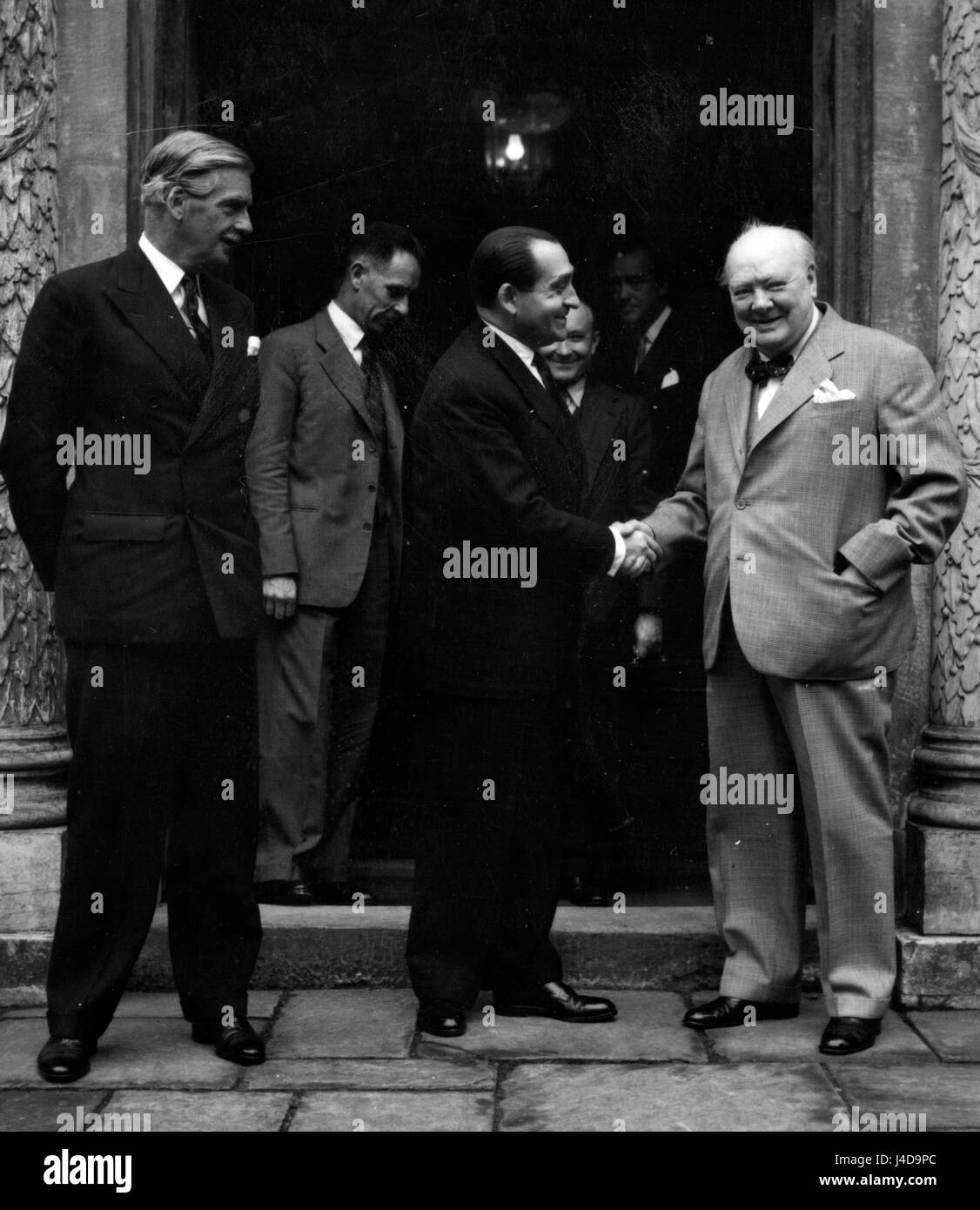 Schließen Sie Sir Winston Churchill und Frankreichs Ministerpräsident M. Pierre Mendes-France, ihre Treffen in Chartwell, Kent. * Neg beschädigt. Gescannt von Kontakt Stockfoto