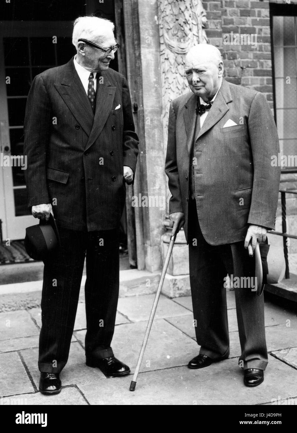 Sir Winston Churchill, 84 und amerikanischen Elder Statesman Bernard Baruch, 88, Chartwell, Kent. * Neg beschädigt. Gescannt von Kontakt Stockfoto