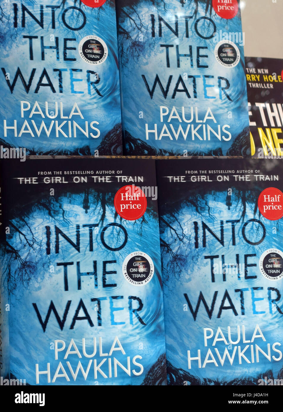 In The Water von Paula Hawkins, Autor des Bestsellers The The auf The Train in London Bookshiop Fenster Stockfoto