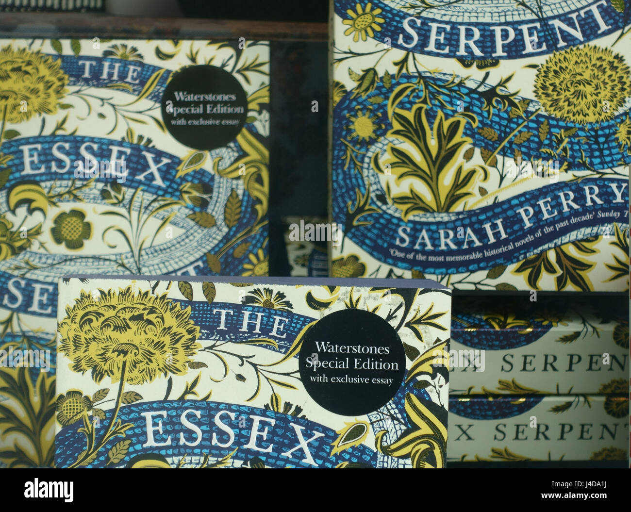 Die Essex-Schlange, beste Verkauf Roman von Sarah Perry in London Buchladen Fenster Stockfoto