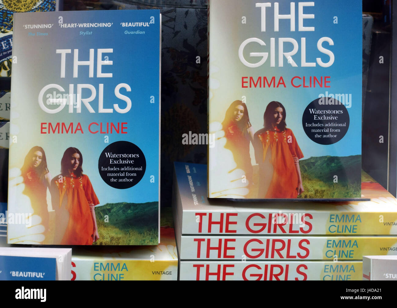 Die Mädchen-Bestseller-Roman von Emma Cline in London Buchladen Fenster Stockfoto