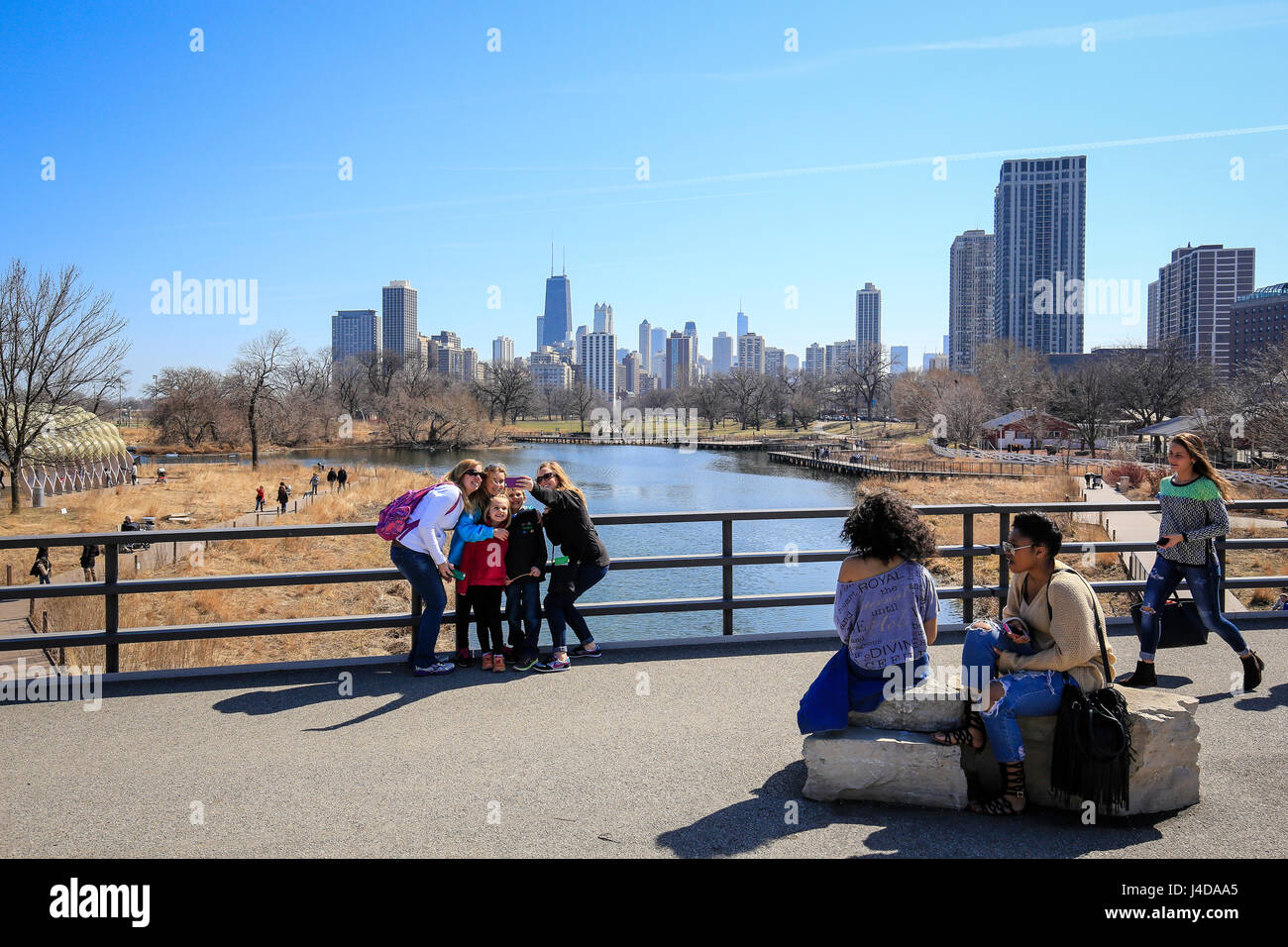 Straßenszene im Lincoln Park Zoo vor der Skyline von Chicago, Chicago, Illinois, USA, Nordamerika, Stra§enszene bin Lincoln Park Zoo Vor Skyline Chic Stockfoto