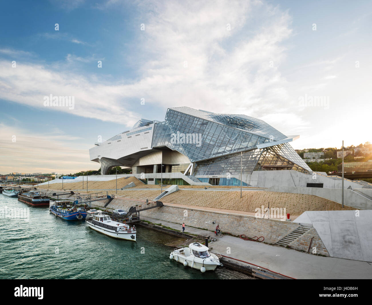 Außenansicht von Osten betrachtet im Eingangsbereich namens "Crystal". Musée des Confluences, Lyon, Frankreich. Architekt: Coop Himmelb (l) au, 2014. Stockfoto