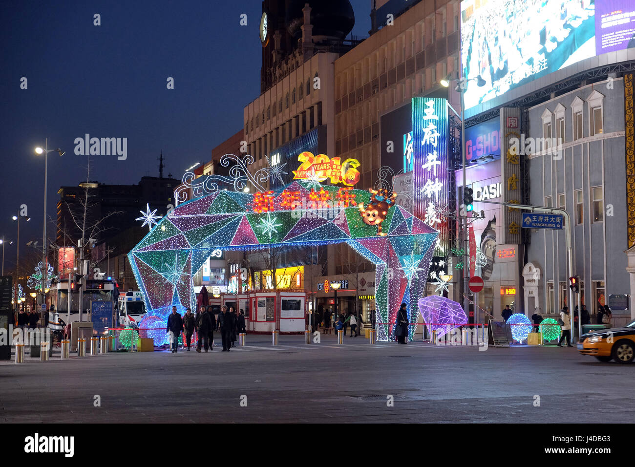 Das chinesische neue Jahr des Affen vor der Luxus-Einkaufszentrum in der Innenstadt von aufgebaut in Peking. Stockfoto