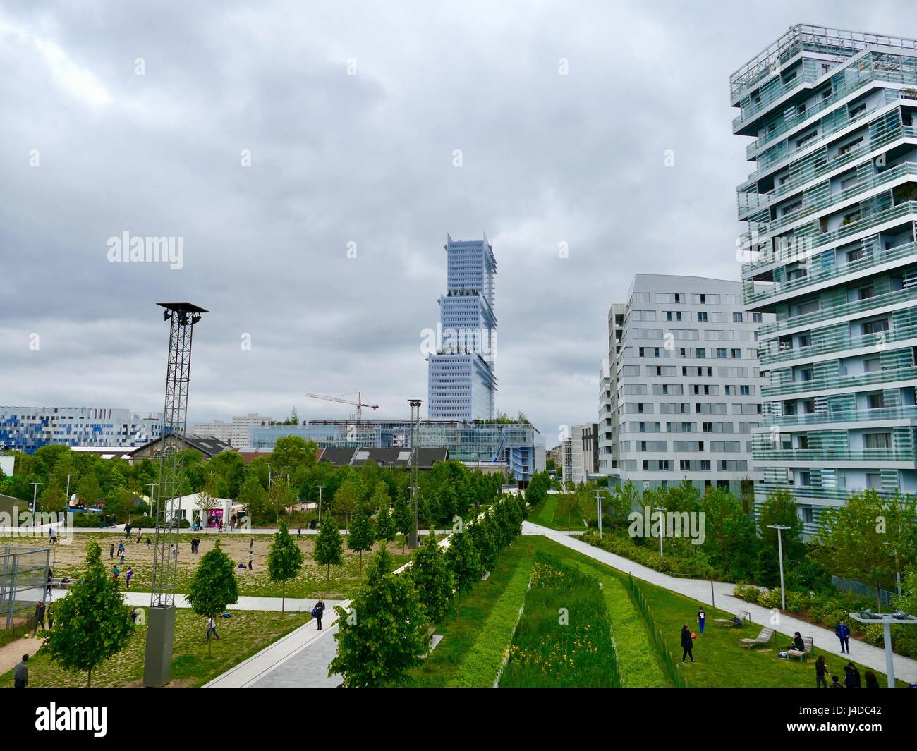 Wachstum der Städte rund um den Parc Martin Luther King in Clichy-Batignolles Eco Bezirk, einschließlich das neue Palais de Justice. Paris, Frankreich Stockfoto