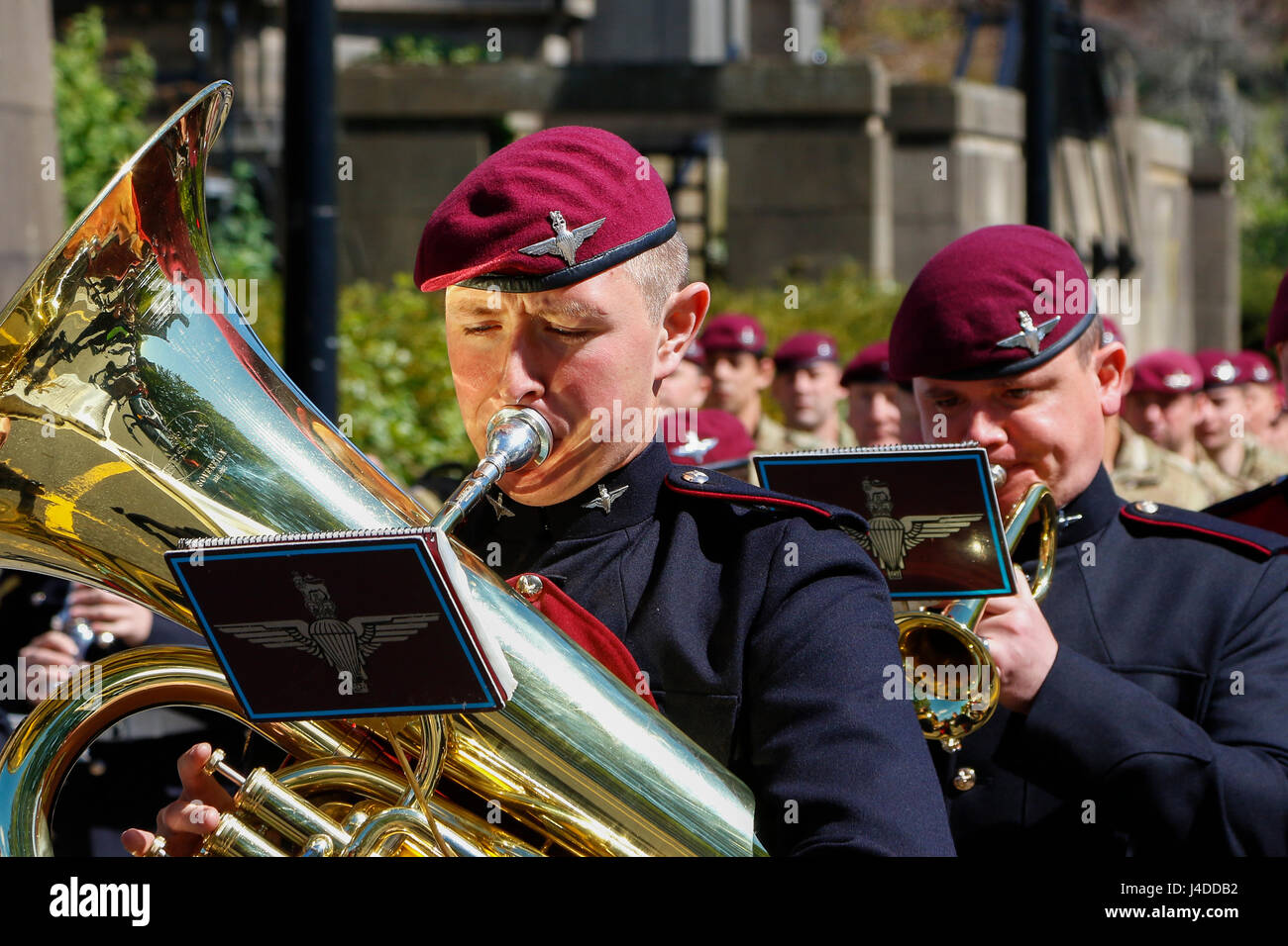 Soldat aus dem Fallschirm-Regiment spielt die Tuba bei einer Militärparade, Glasgow, Schottland, UK Stockfoto