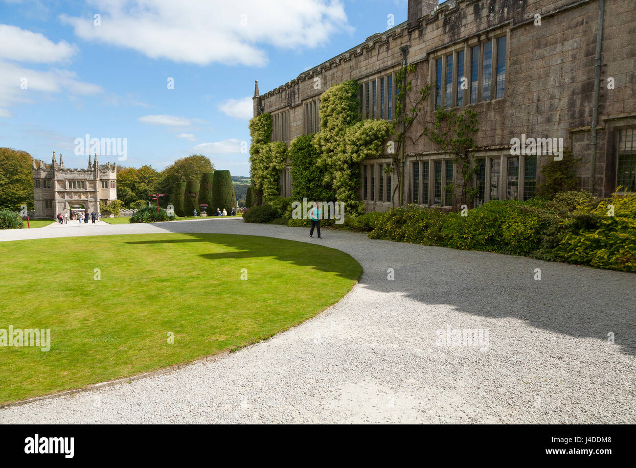 Das Rundschreiben Runde Rasengras vor der Haupteingangstür im Garten / Gärten am Lanhydrock, Bodmin, Cornwall. Torhaus in Ferne. Stockfoto