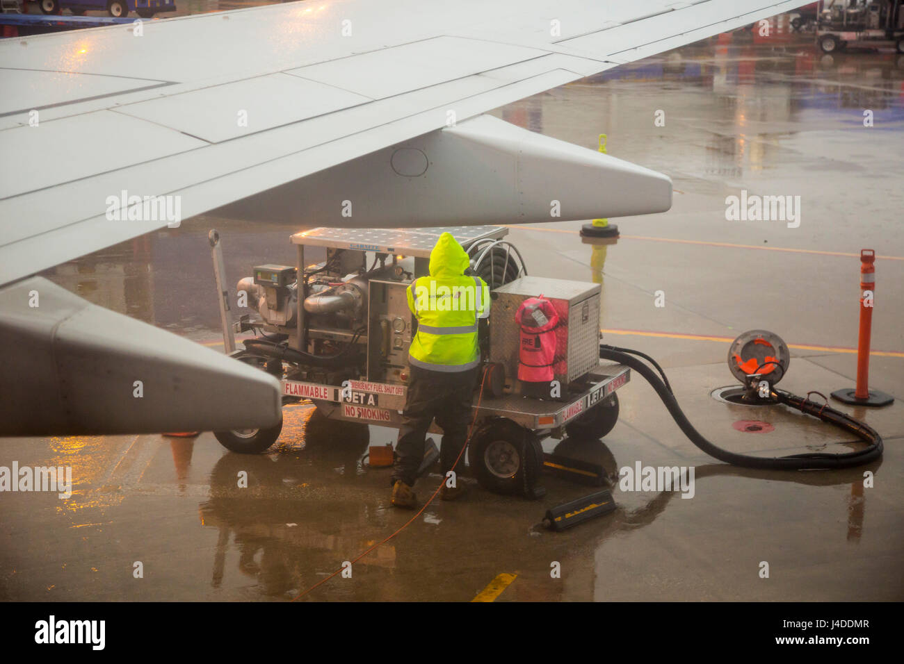 Chicago, Illinois - ein Arbeiter treibt ein Southwest Airlines Flugzeug an einem regnerischen Abend am Flughafen Midway. Stockfoto