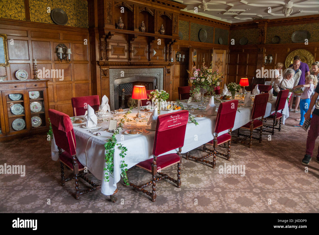 Esszimmer mit Tisch bereit für eine Mahlzeit im Lanhydrock, Bodmin, Cornwall. (70) Stockfoto