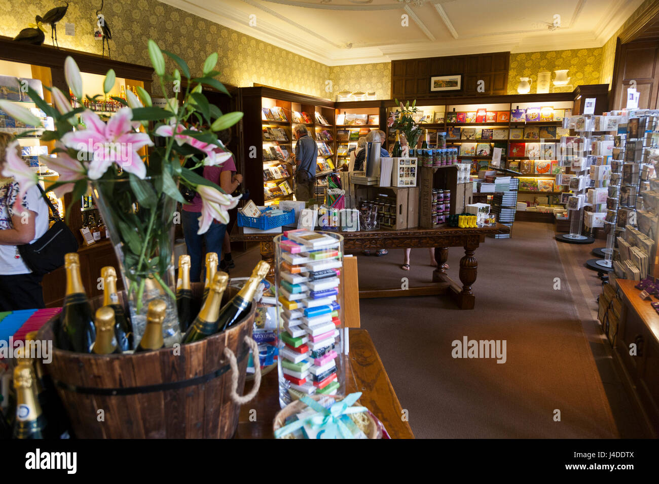 Innenansicht der Geschenkeladen / Souvenir shop bei Lanhydrock, Bodmin, Cornwall, UK. (70) Stockfoto
