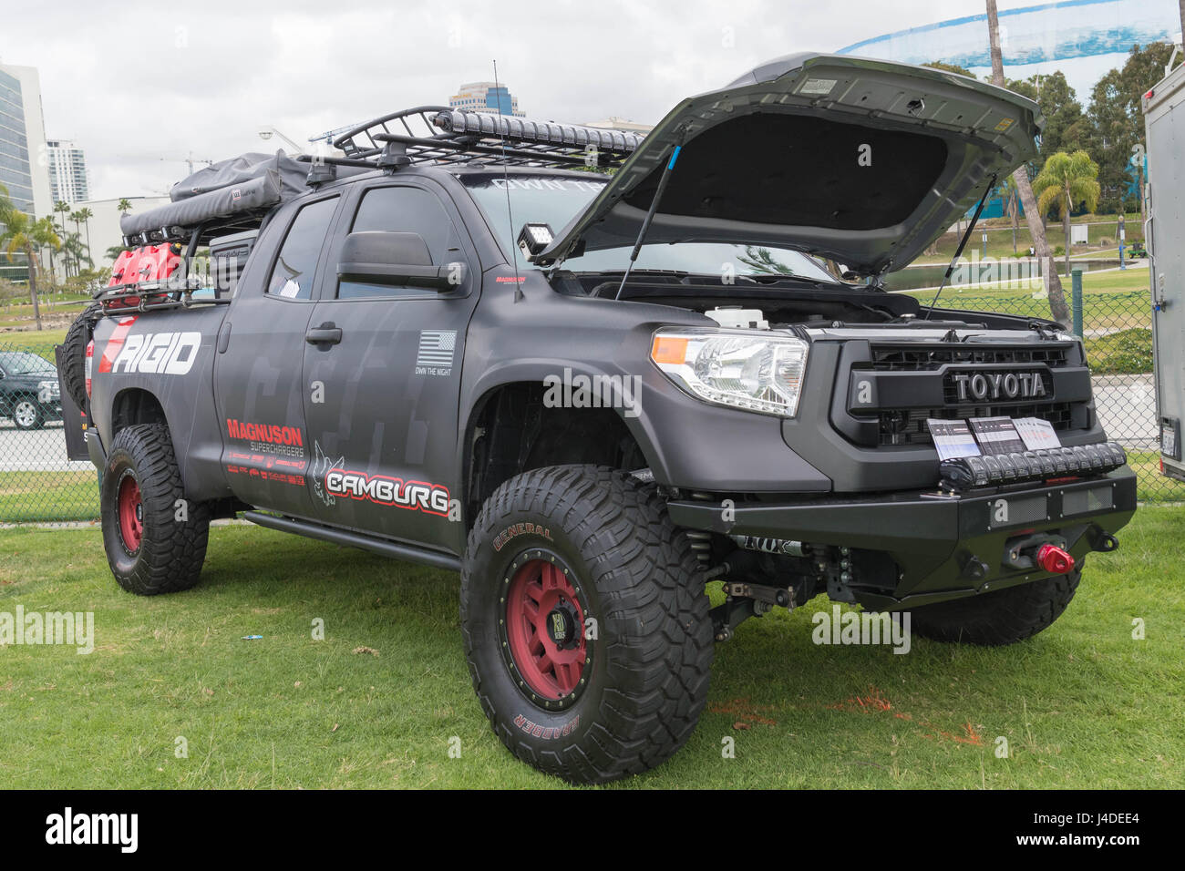 Long Beach, USA - 6. Mai 2017: Camburg Toyota Tacoma auf dem Display während der 22. jährlichen alle Toyotafest. Stockfoto