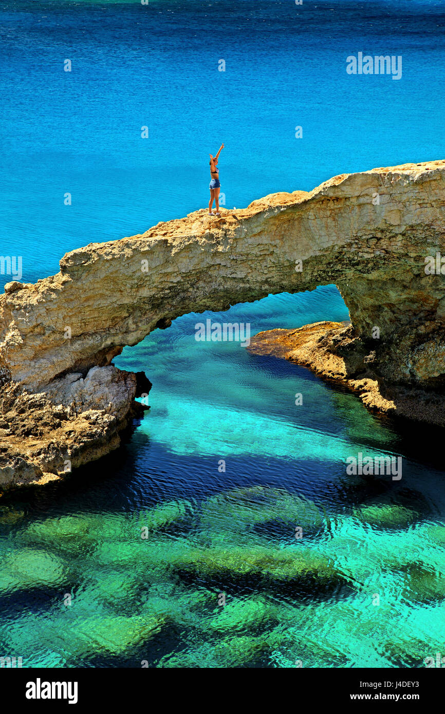 Felsigen naturale (bekannt als die "Bridge of Love" im Cavo Greco, ganz in der Nähe von Agia Napa, Zypern Bezirk Ammochostos (Famagusta) Stockfoto