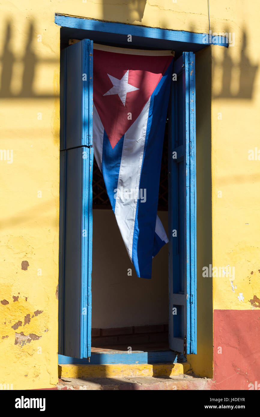 Kubanische Flagge hängt senkrecht in eine offene Tür in ein Haus in der UNESCO-geschützten Teil von Trinidad, Kuba Stockfoto