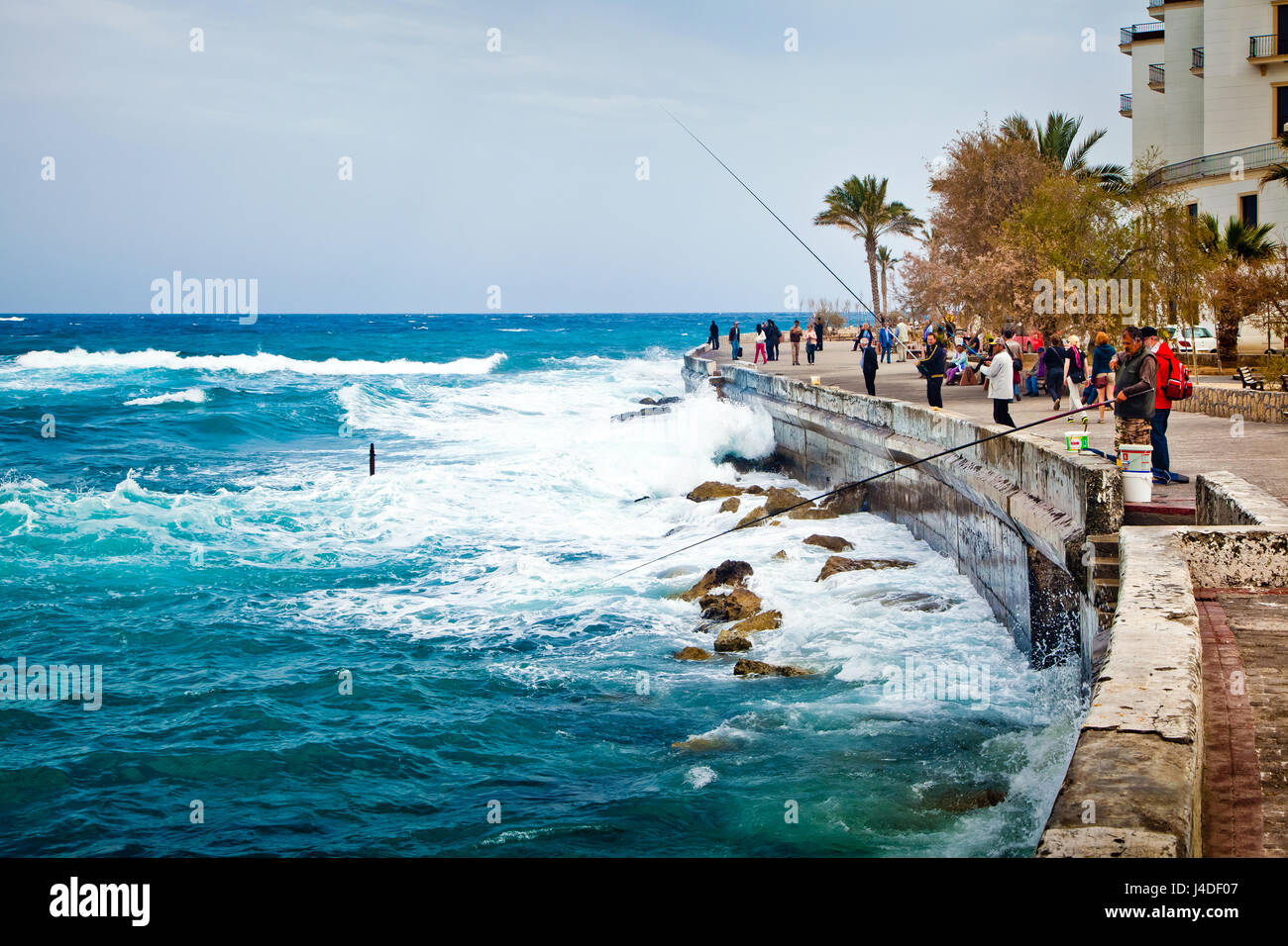 Böschung mit den Fischern in der alten Stadt Kyrenia, Nordzypern Stockfoto