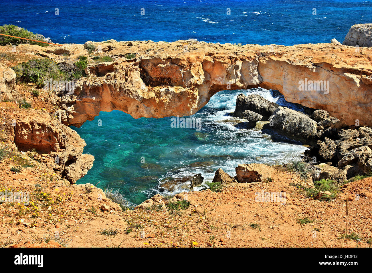 Die "Kamara Tou Koraka" (bedeutet "Crows Bogen") einen felsigen naturale im Cavo Greco, in der Nähe von Ayia Napa, Bezirk Ammochostos (Famagusta), Zypern. Stockfoto