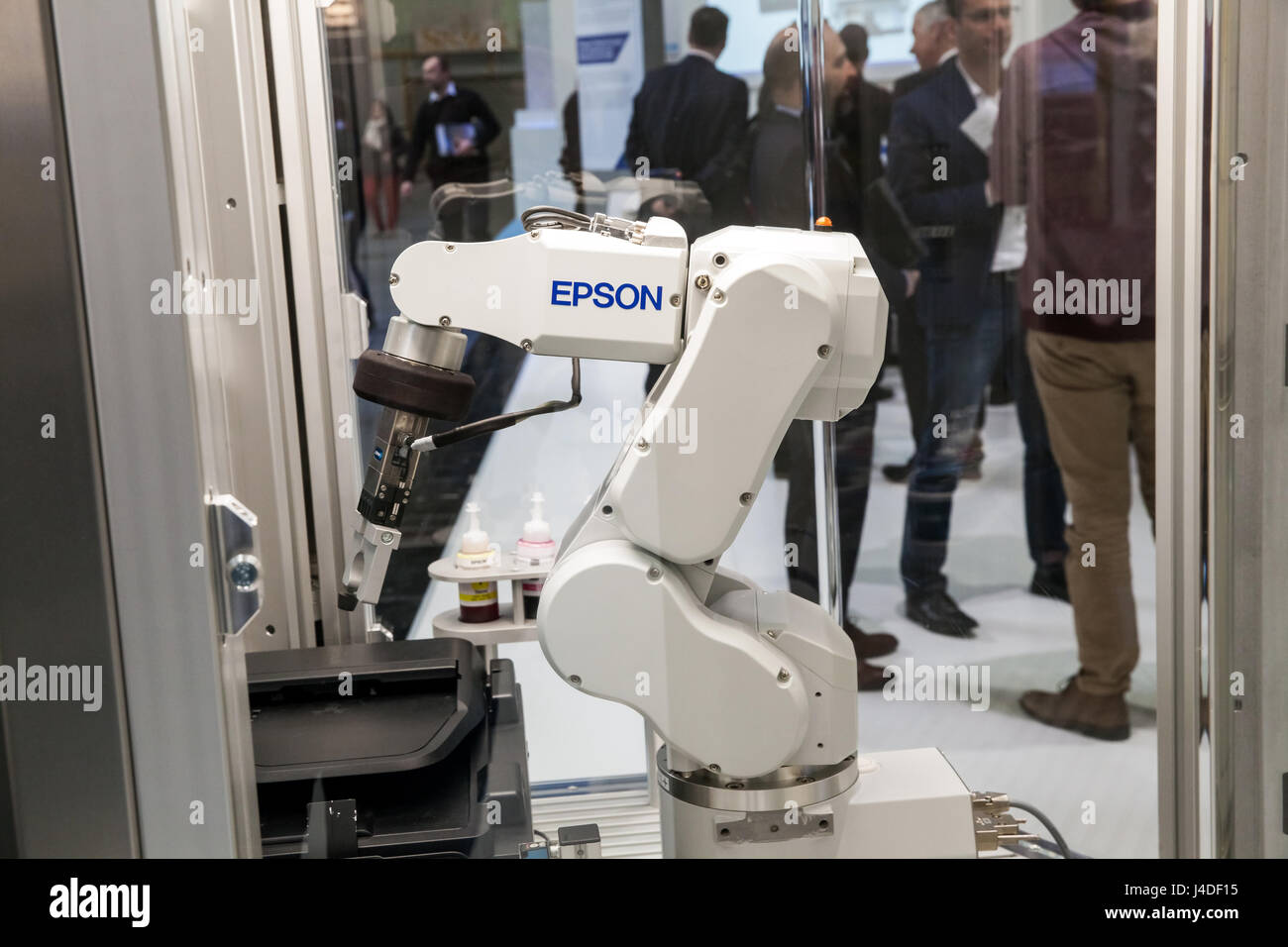 Epson Industrieroboter hand auf Ausstellung 2017 Cebit in Hannover Messe, Deutschland Stockfoto