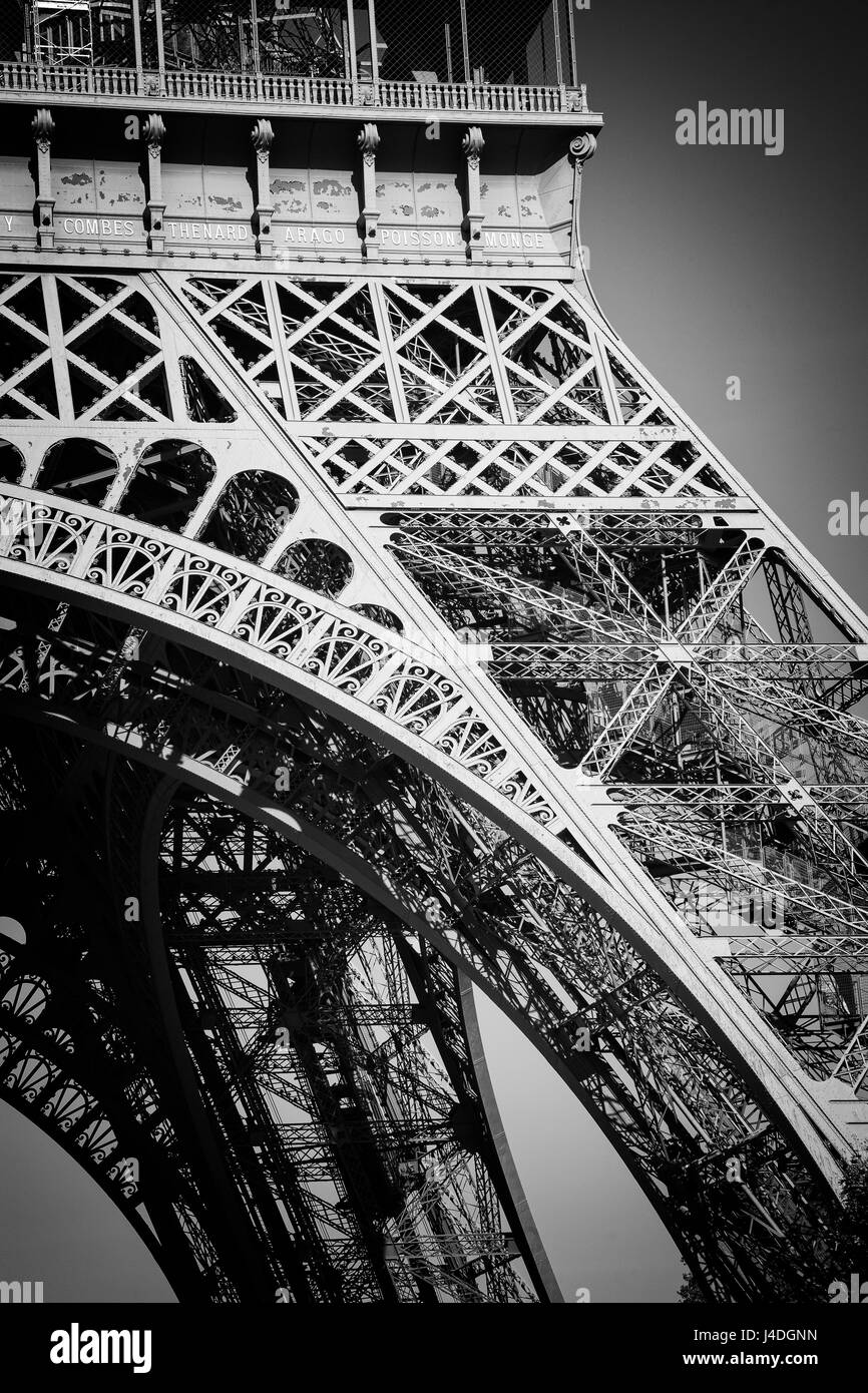 Die Stahlstruktur des Eiffelturms im Zentrum von Paris, Frankreich. Stockfoto