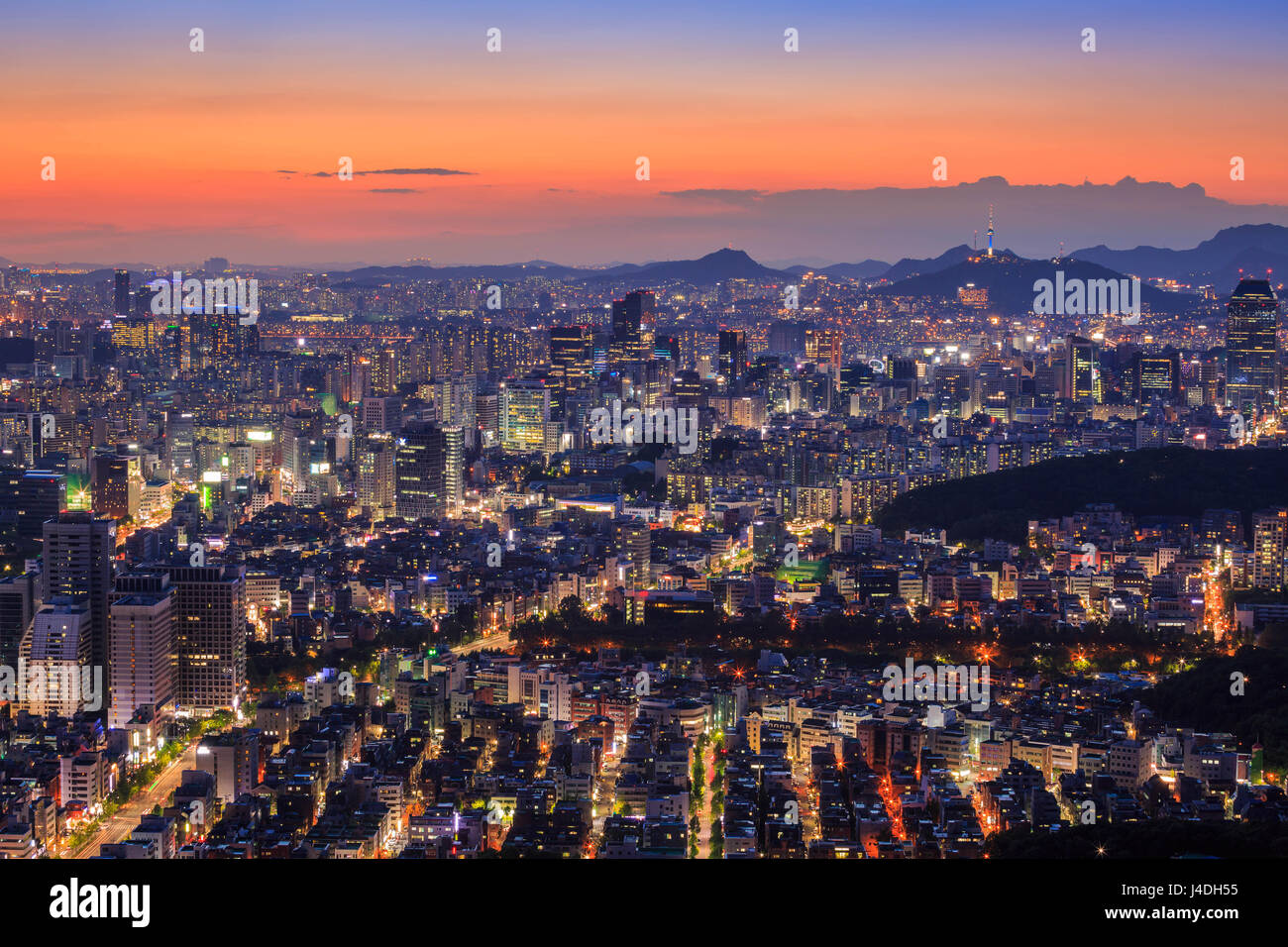 Seoul City in der Dämmerung mit Seoul Tower, Südkorea Stockfoto