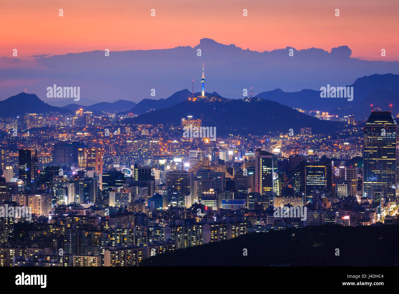 Seoul City in der Dämmerung mit Seoul Tower, Südkorea Stockfoto