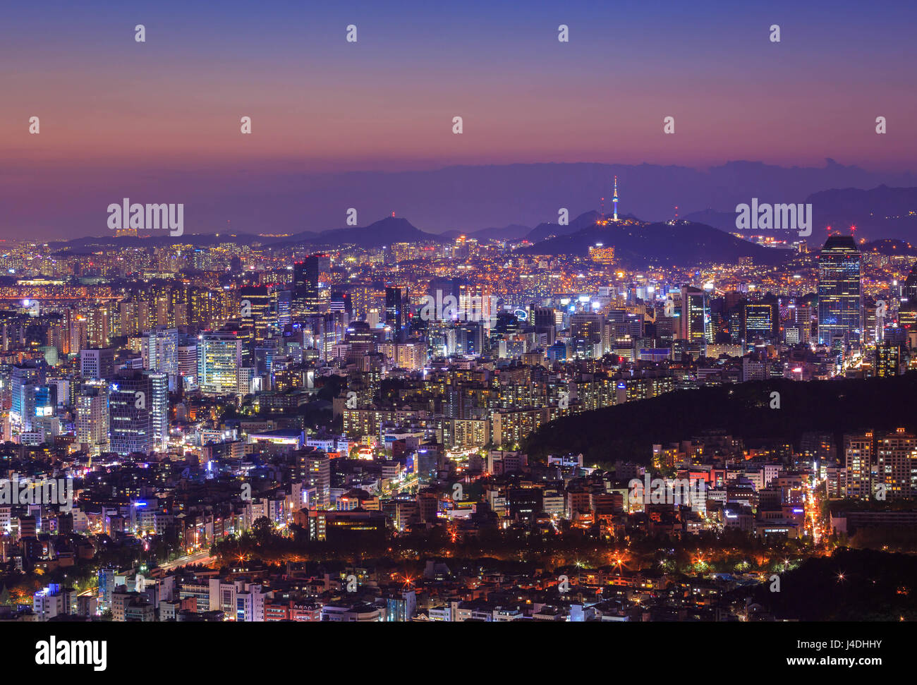 Seoul City bei Nacht mit Seoul Tower, Südkorea Stockfoto