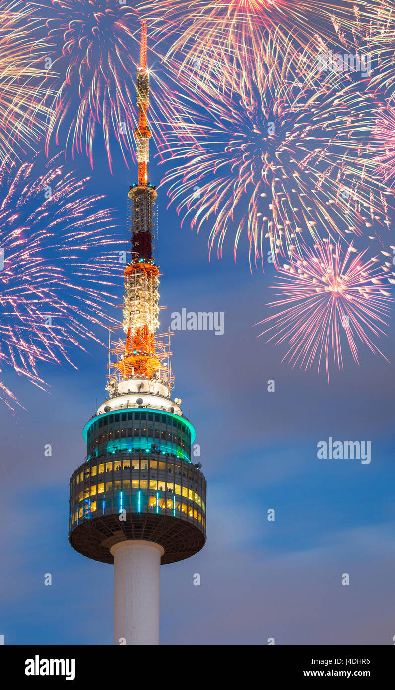 Der Turm der N Seoul Tower mit Feuerwerk, Südkorea. Stockfoto