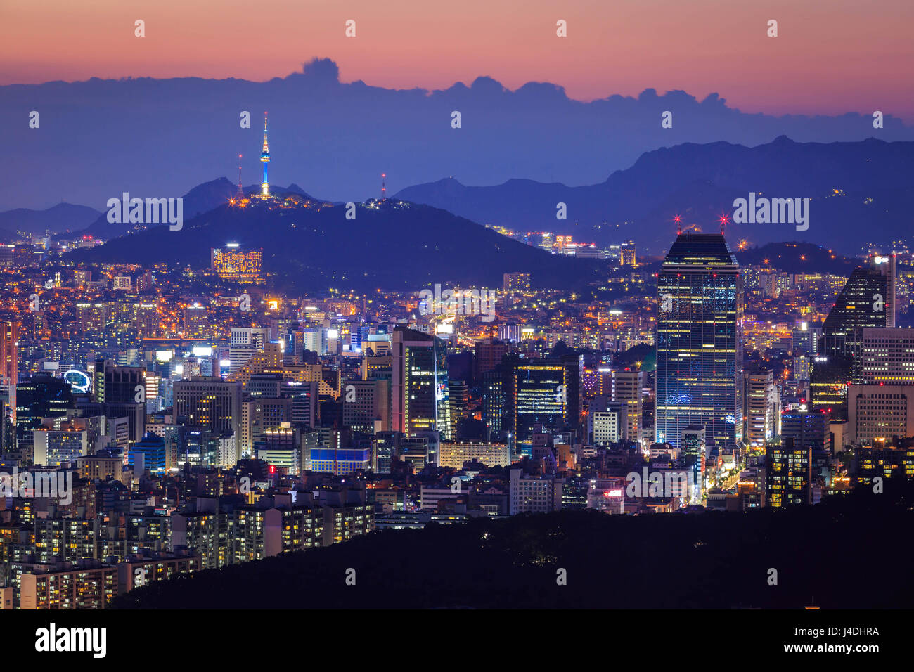 Seoul City bei Nacht mit Seoul Tower, Südkorea Stockfoto