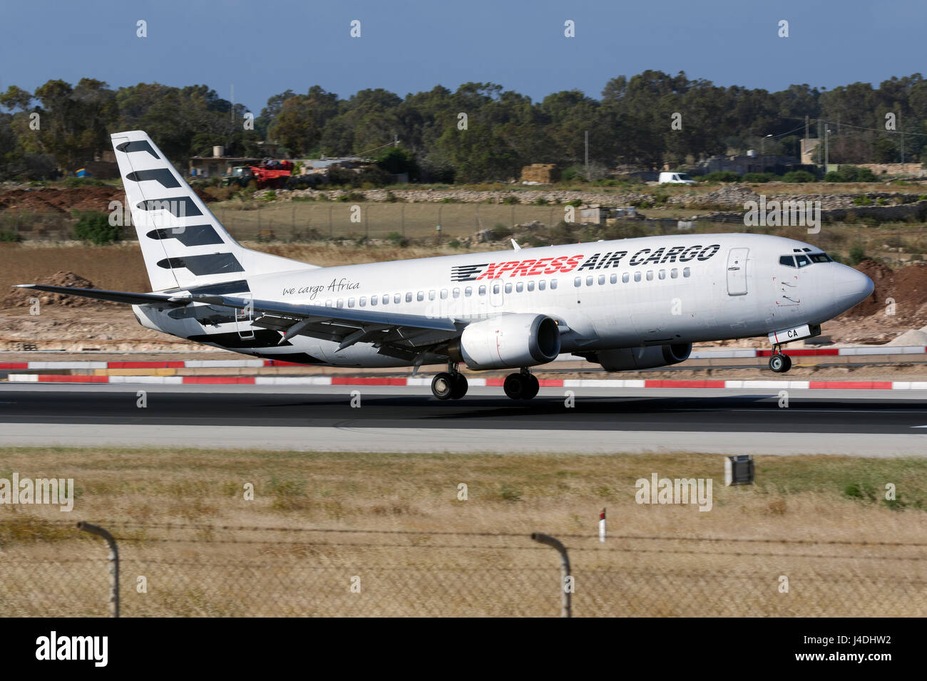 Express Air Cargo Boeing 737-330(QC) [TC-ISA] Landebahn 31, Frachtflüge aus Tunesien nach Malta in Betrieb. Stockfoto