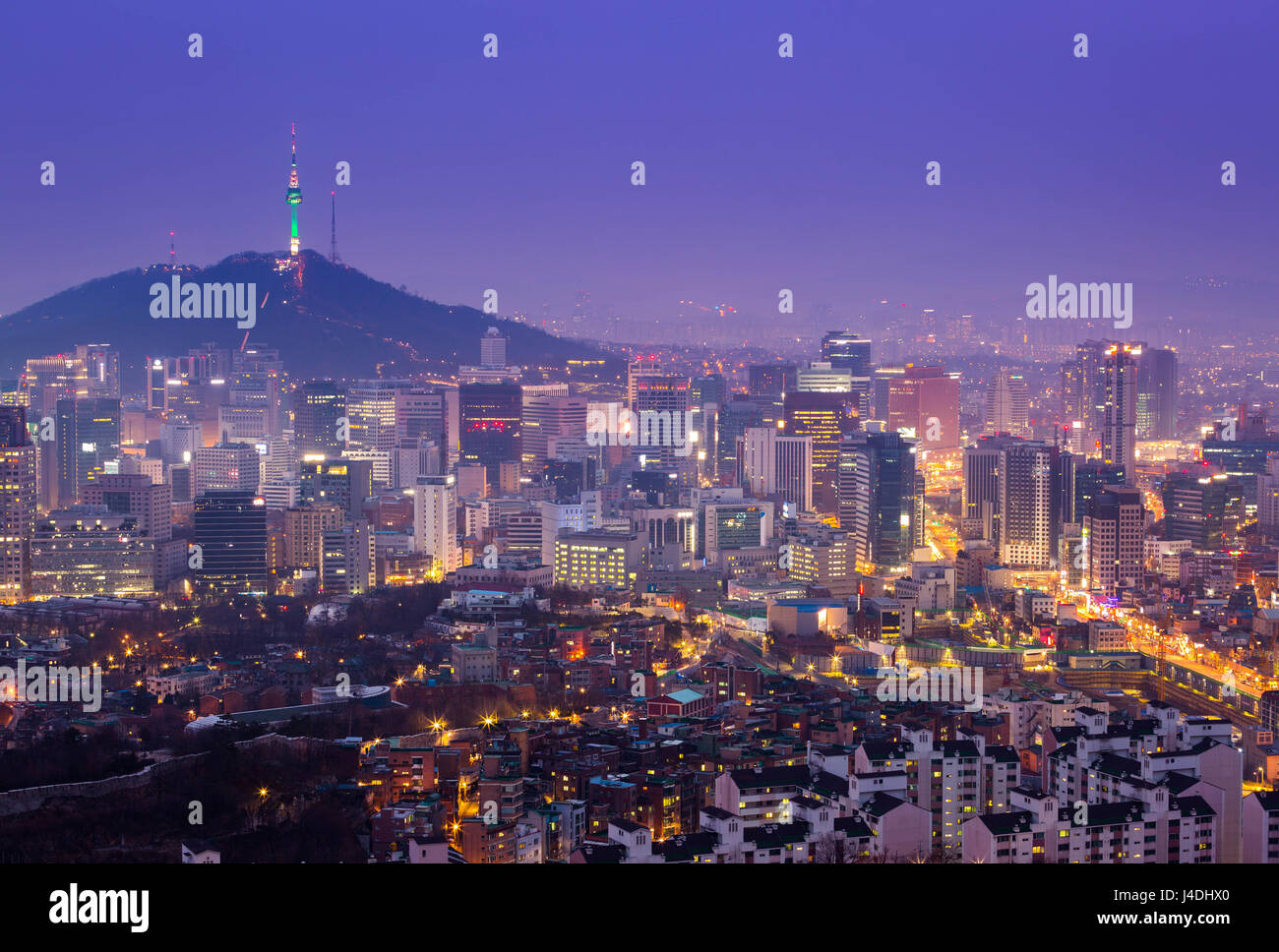 Seoul City Skyline und N Seoul Tower in Seoul in Südkorea Misty Tag. Stockfoto