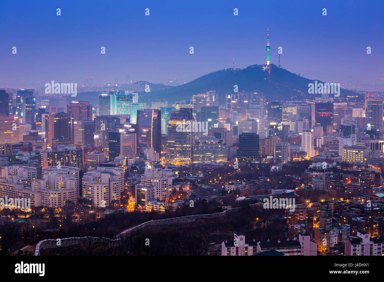 Seoul City Skyline und N Seoul Tower in Seoul in Südkorea Misty Tag. Stockfoto