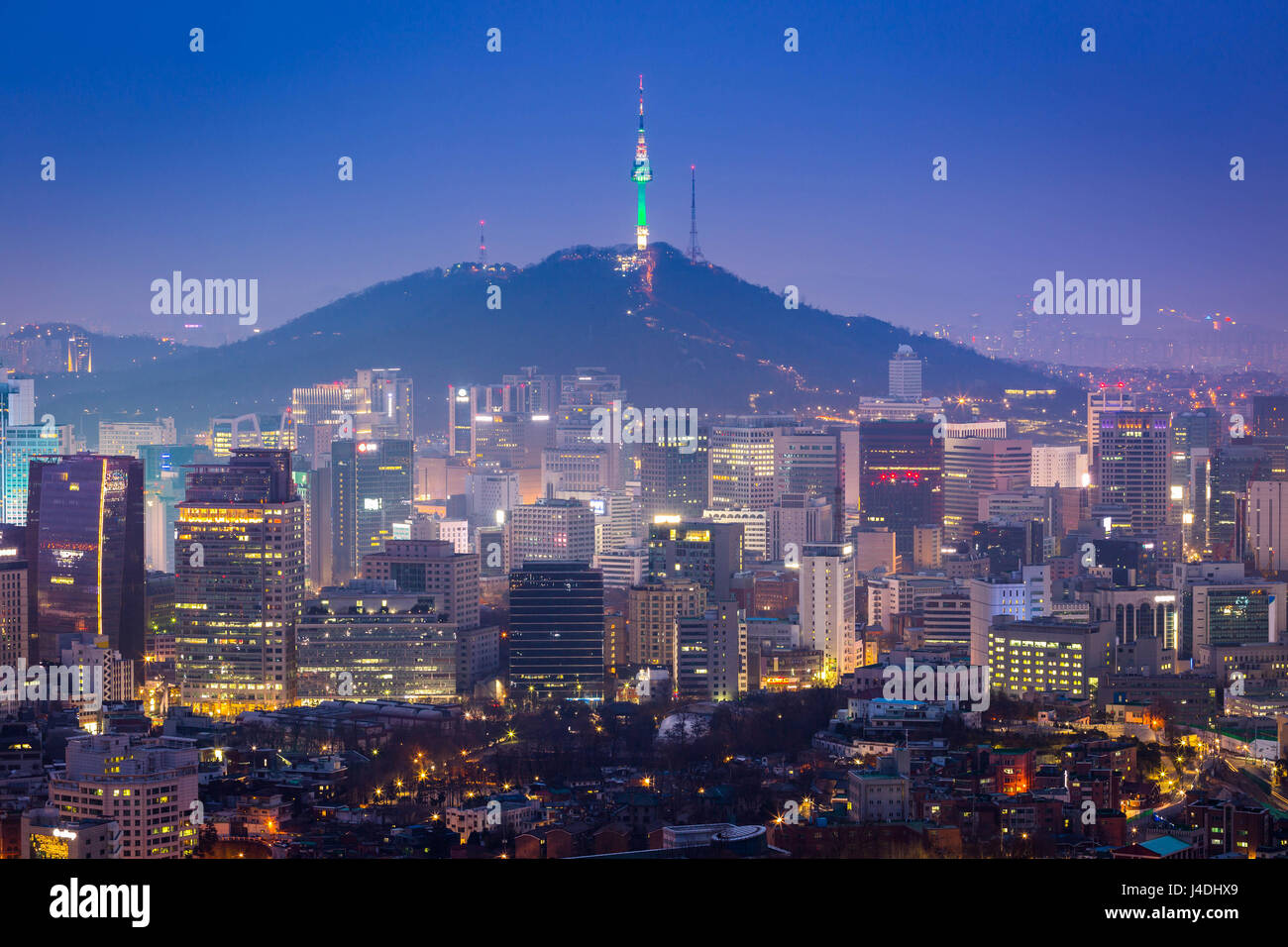 Seoul City Skyline und N Seoul Tower in Seoul in Südkorea Misty Tag. Stockfoto