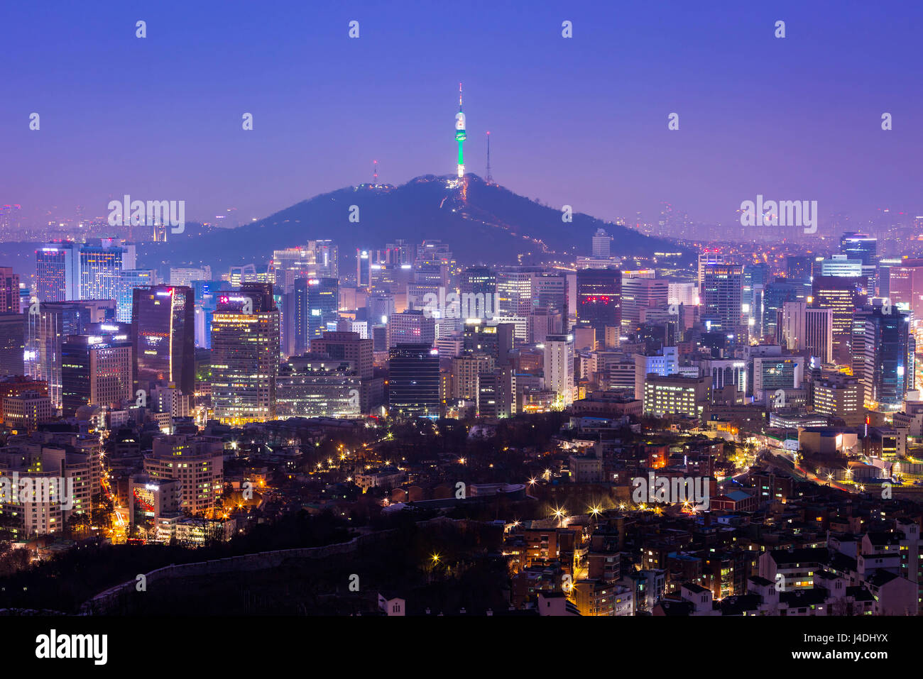 Seoul City Skyline und N Seoul Tower in Seoul in Südkorea Misty Tag. Stockfoto