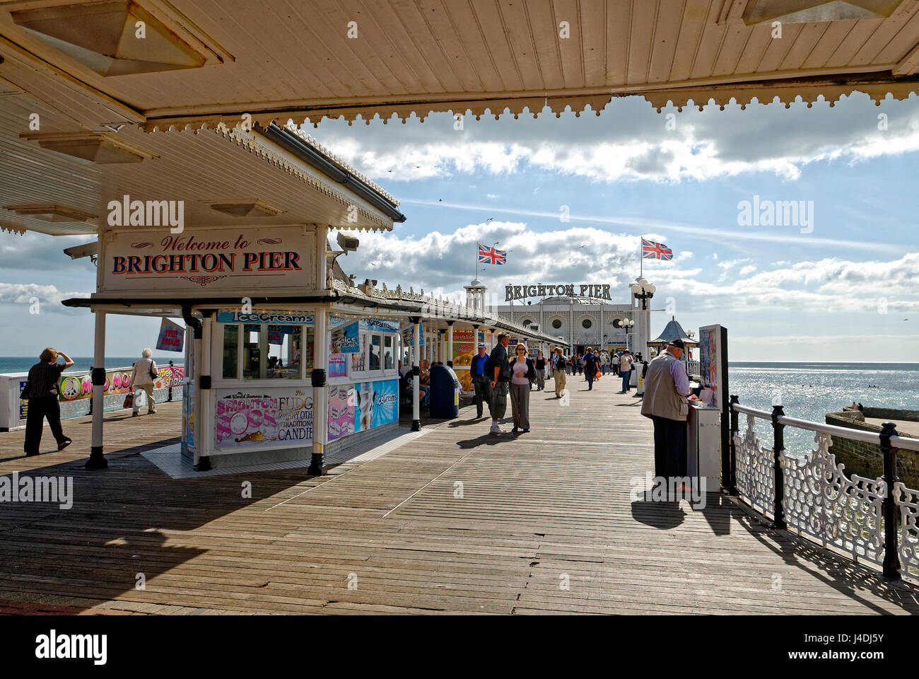 Menschen zu Fuß auf Brighton Pier, Brighton, Sussex, Großbritannien. Stockfoto